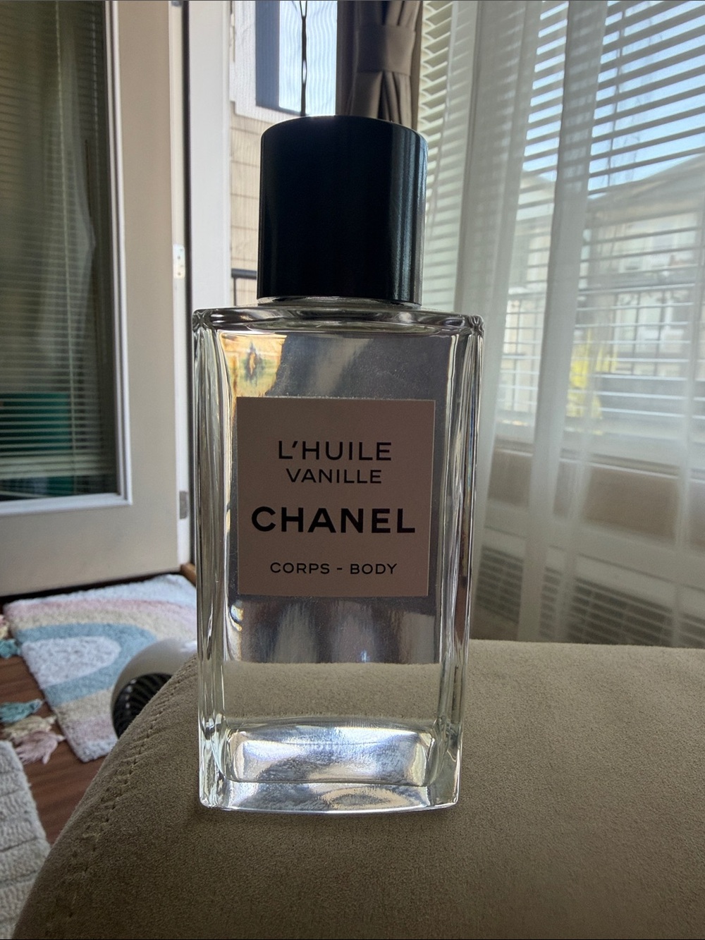 CHANEL L'Huile Vanille Body Oil — Clear Bottle with Black Cap - Picture 2 of 2